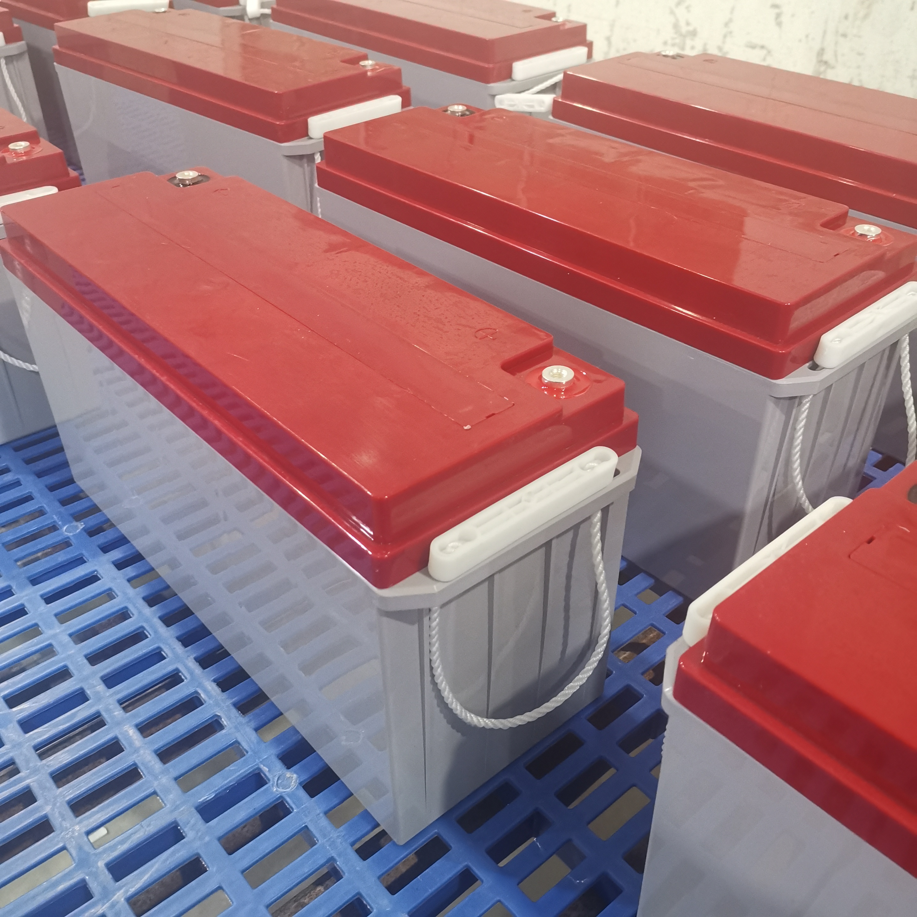 Batería de gel de plomo-ácido de alta durabilidad 12V150AH Almacenamiento de energía solar en el desierto Recuperación de descarga profunda Copia de seguridad confiable del centro de datos