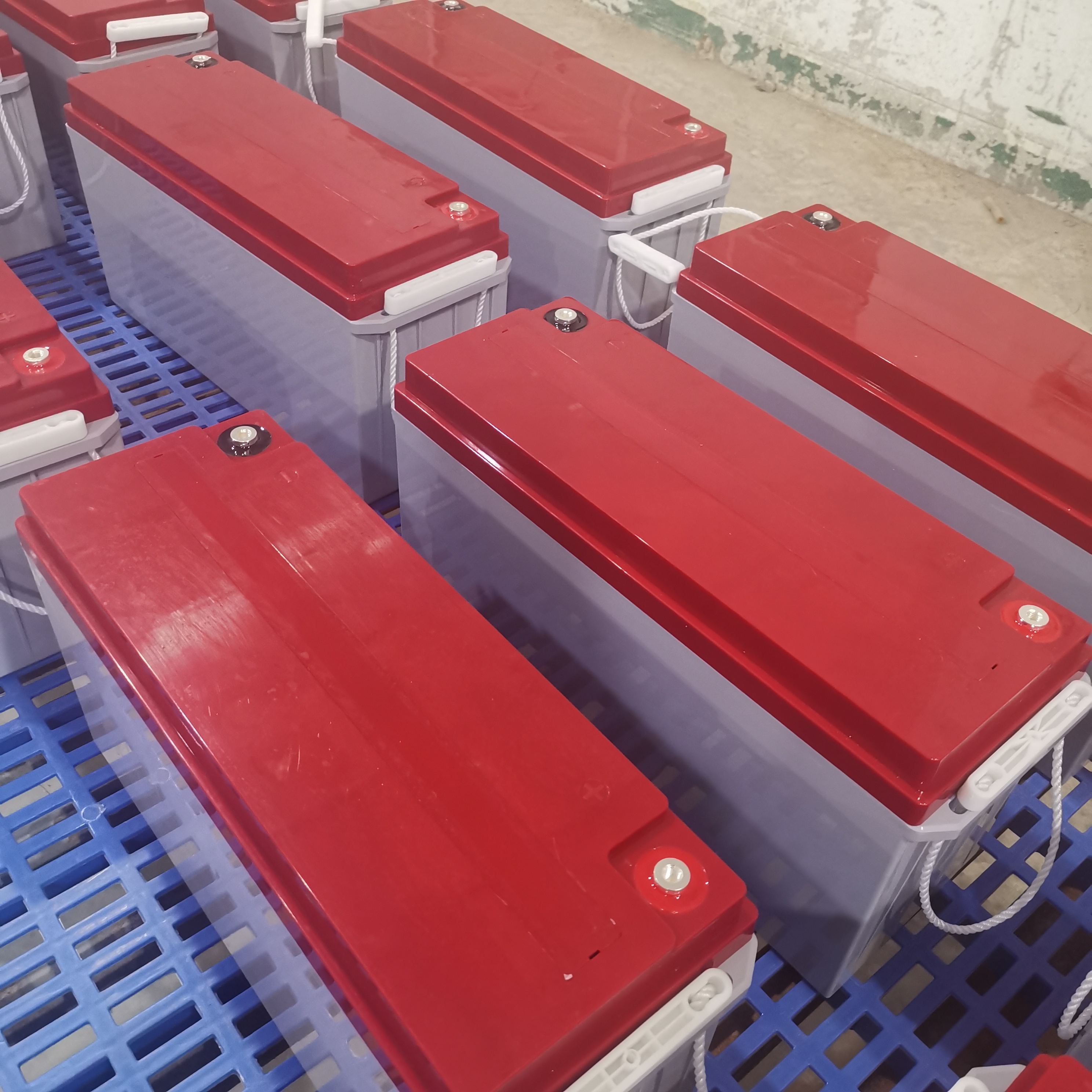 Batería de gel de plomo-ácido de alta durabilidad 12V150AH Almacenamiento de energía solar en el desierto Recuperación de descarga profunda Copia de seguridad confiable del centro de datos