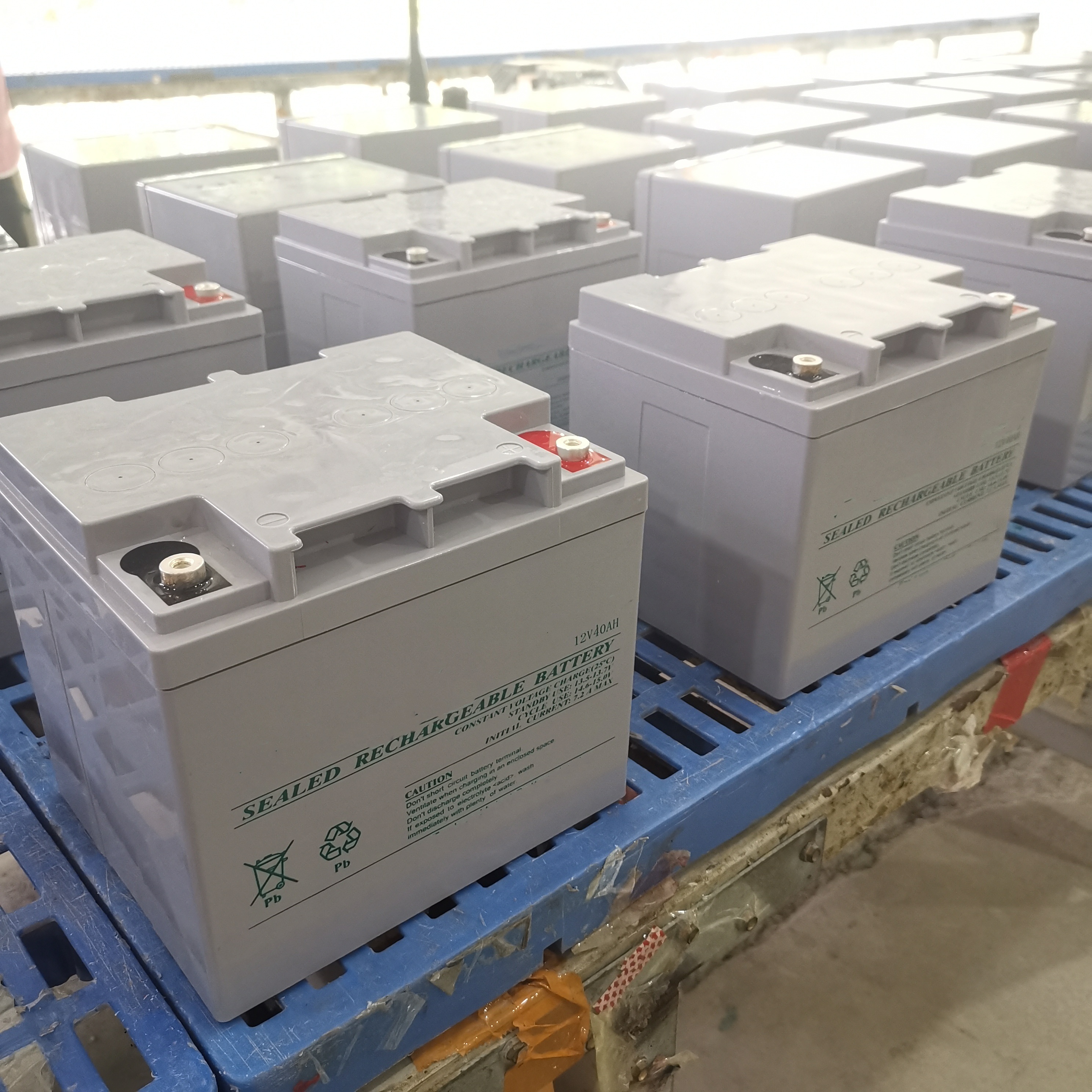 Batería de gel solar recargable sin mantenimiento, batería de ahorro solar de plomo-ácido con descuento, precio de venta caliente de fábrica, 12V40Ah