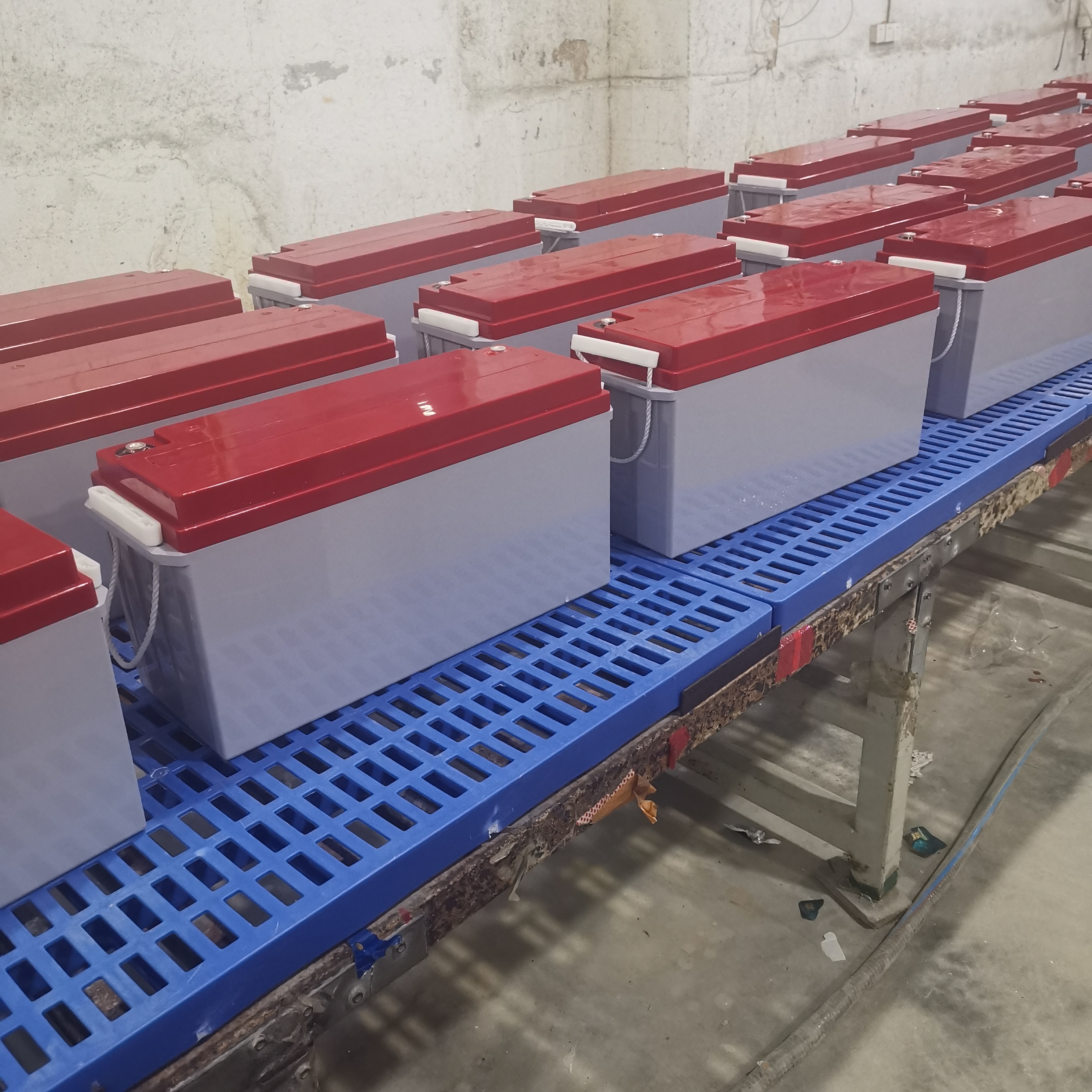 Batería de gel de plomo-ácido de alta durabilidad 12V150AH Almacenamiento de energía solar en el desierto Recuperación de descarga profunda Copia de seguridad confiable del centro de datos