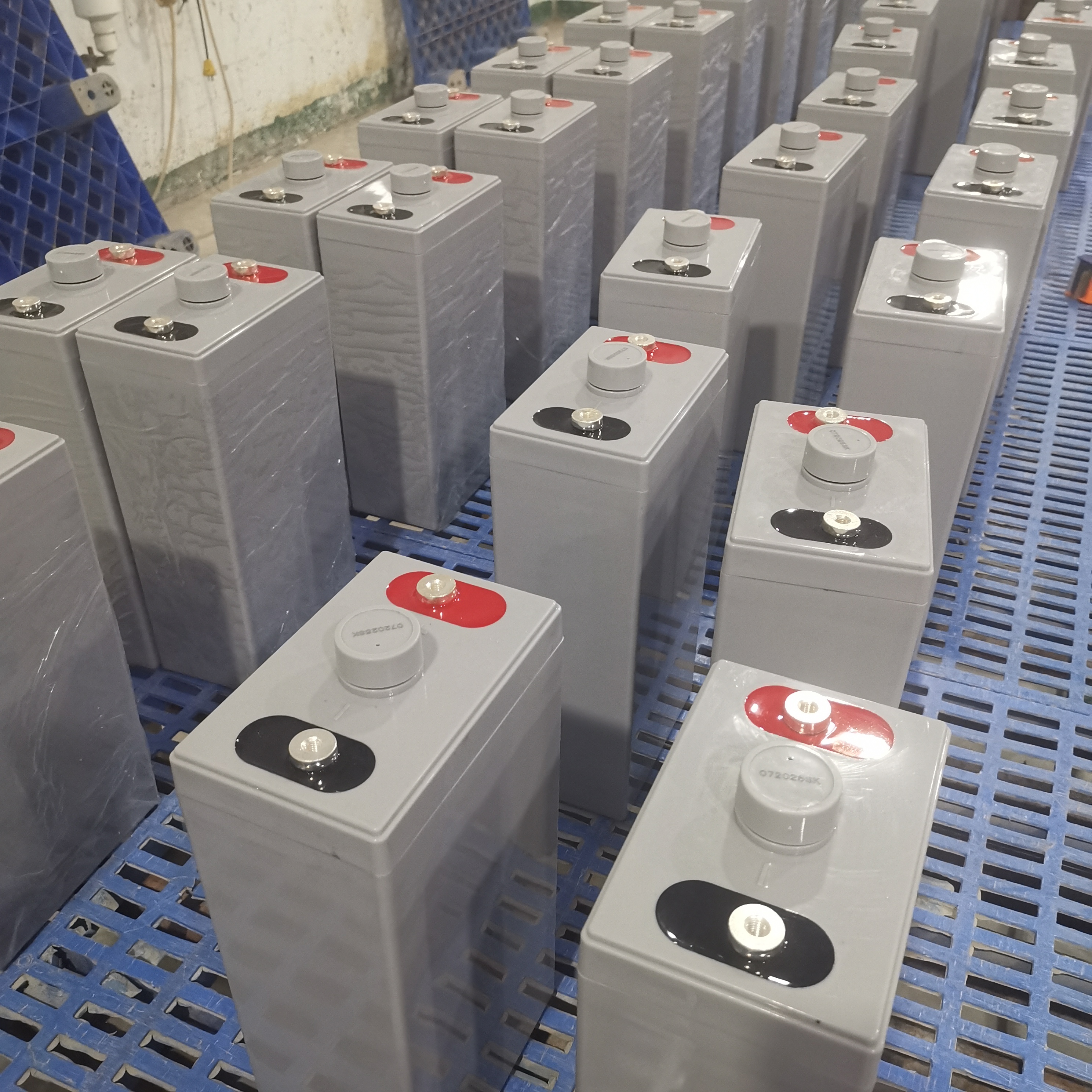 Batería de 2V 200Ah de alto rendimiento para el ciclo profundo para la batería de generación de energía segura y eficiente