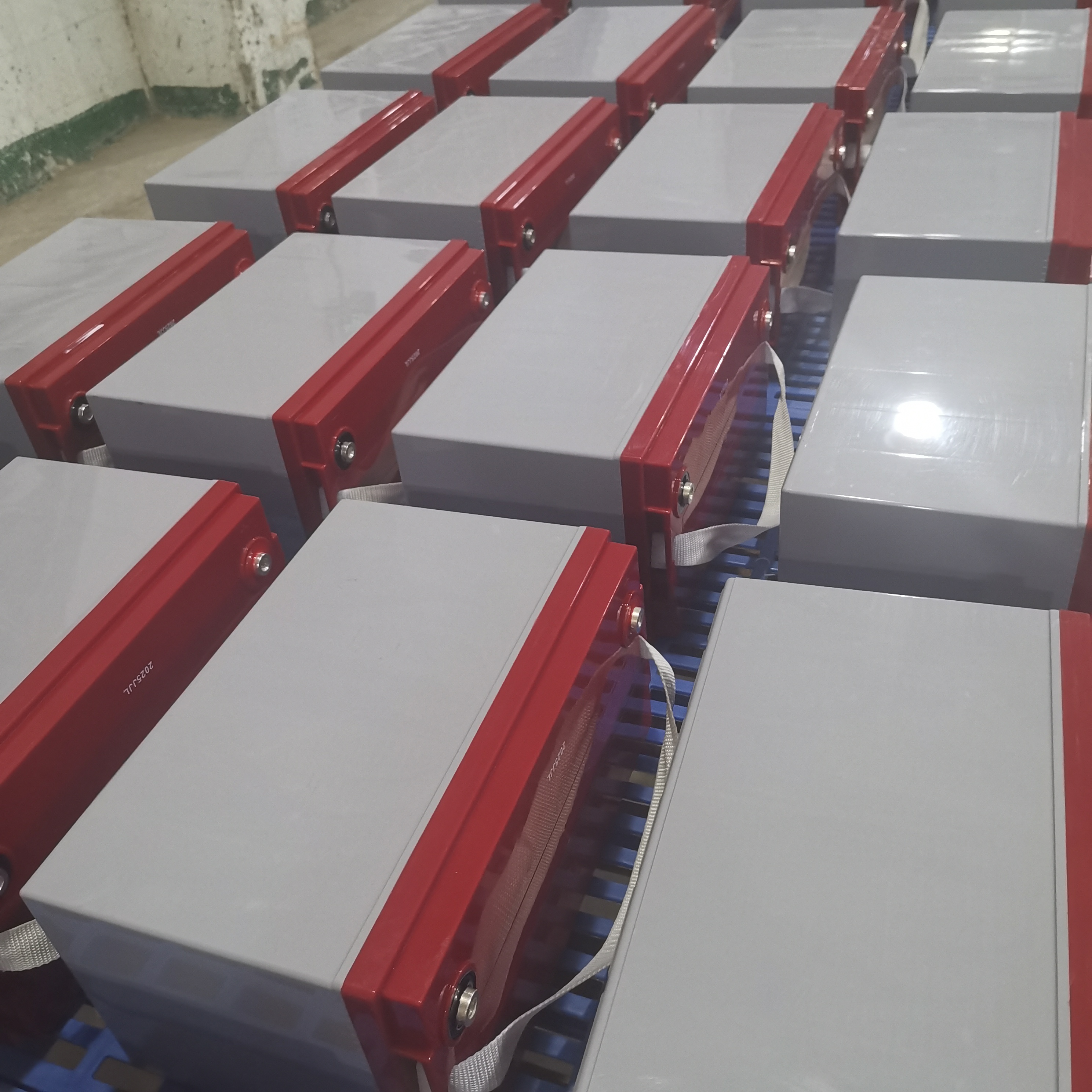 Batería de gel directa de fábrica de 12 V y 100 AH: resistente a la intemperie extrema para almacenamiento de energía solar en el hogar, se acepta personalización ODM