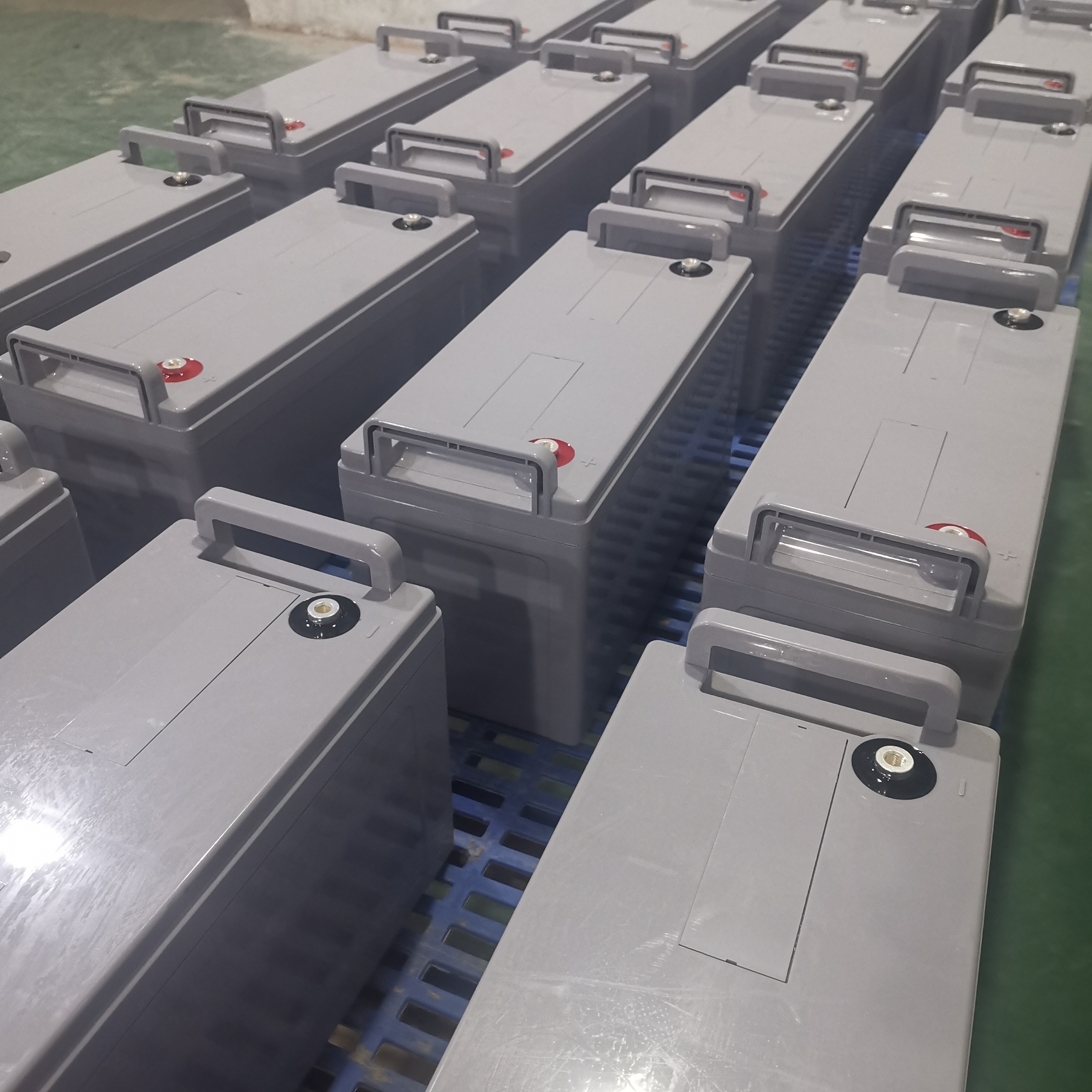 Batería de gel solar de alta resistencia 12V120AH: fabricante de origen para almacenamiento de energía doméstico, soporta condiciones climáticas extremas, soporte ODM